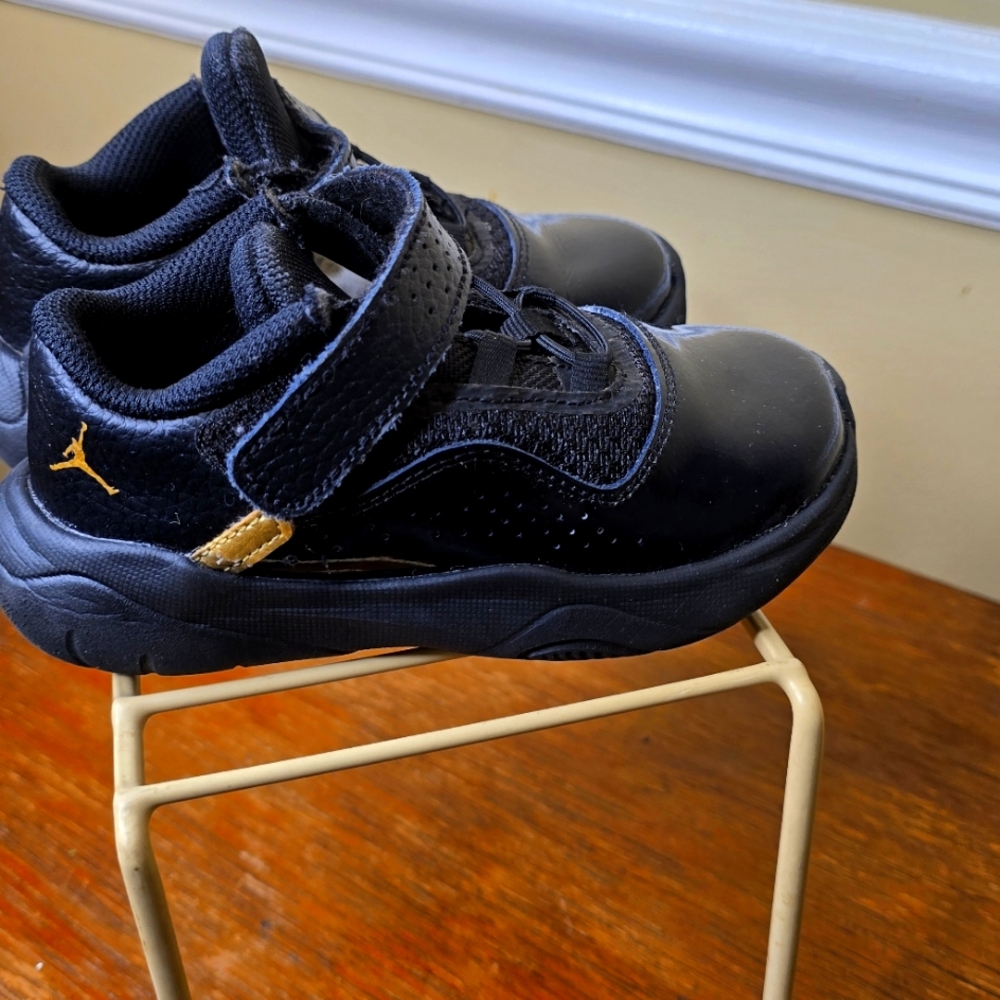 Like New Jordan Stay Loyal 3 black and GoldBoys' Toddler
